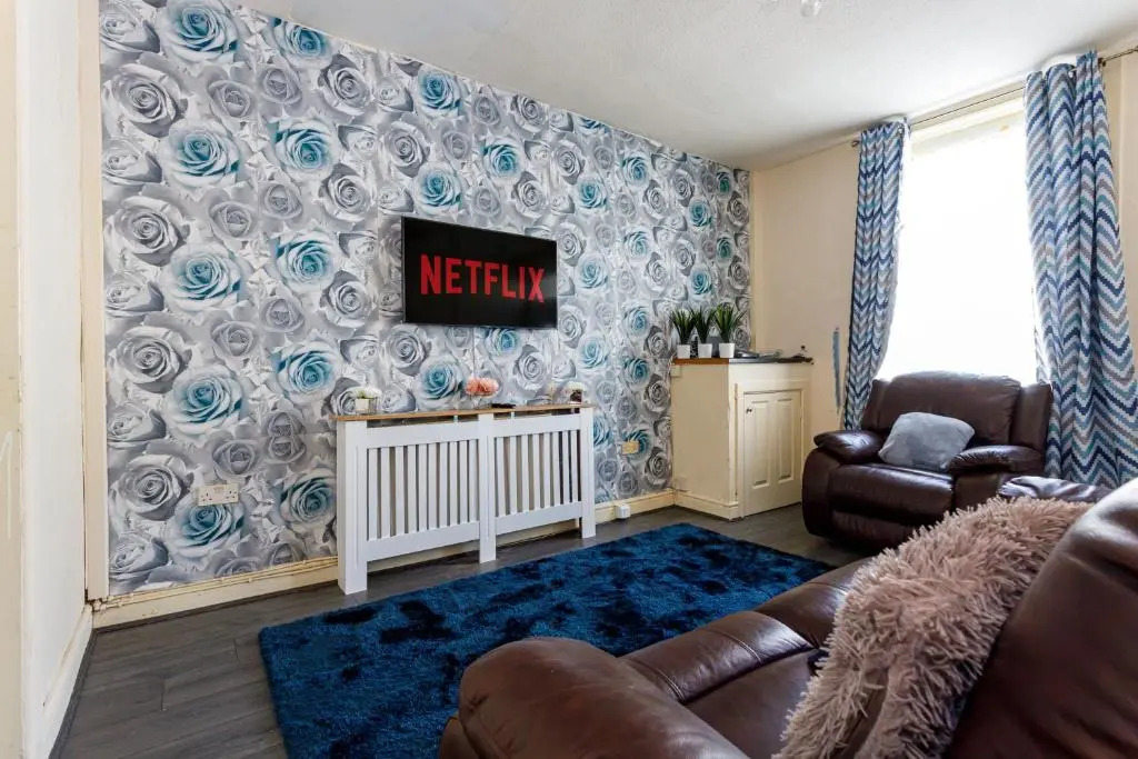 4 Beds Sleeps 6 - Elegance Leisure Stay, Burnley