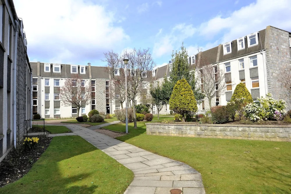 Home from Home Aberdeen-Spacious West End Apartment-Free Parking-Near ARI & City Centre