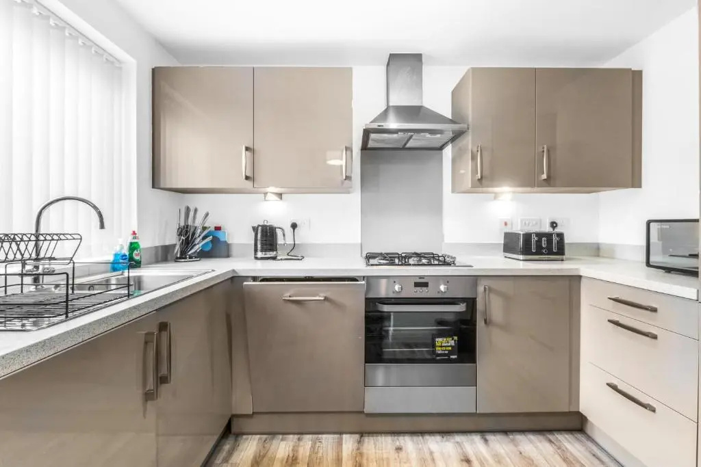 Luxury 2 Bed House City Centre ✘ BBQ & GARDEN ☆ FAMILY FRIENDLY→ Swingball & Outdoor Furniture - FREE PARKING → With 50 Inch Smart TV, FREE NETFLIX & WIFI ✘ Comfy Seating Area - BY MAEVELA®