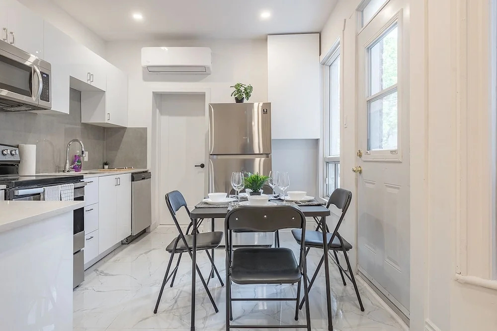 Beautiful Private Bedroom in Mile-End