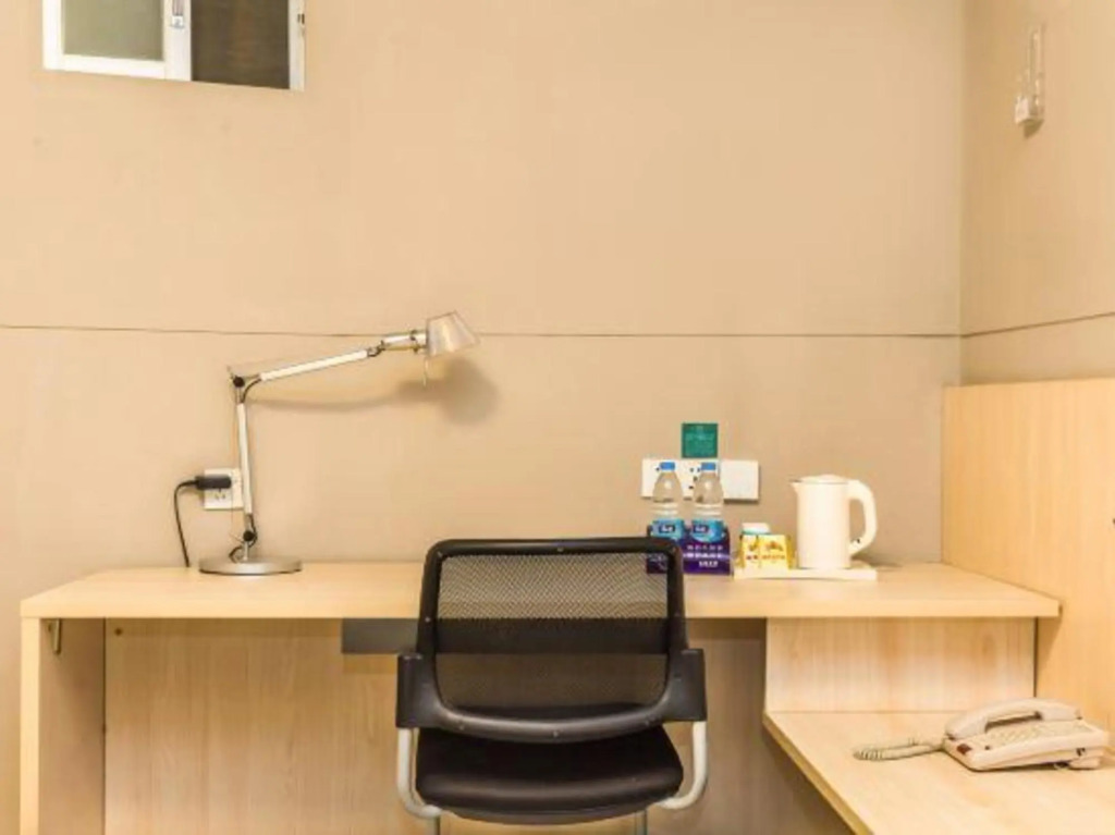 Jinbaizi Hotel (Guangzhou Zhongshan Yidongshankou Subway Station Store)