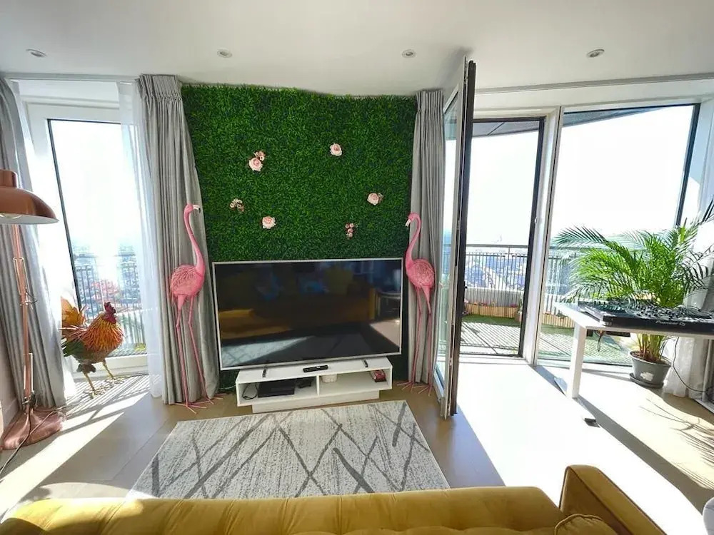 Stylish 1-Bedroom Apt with Stunning London Views
