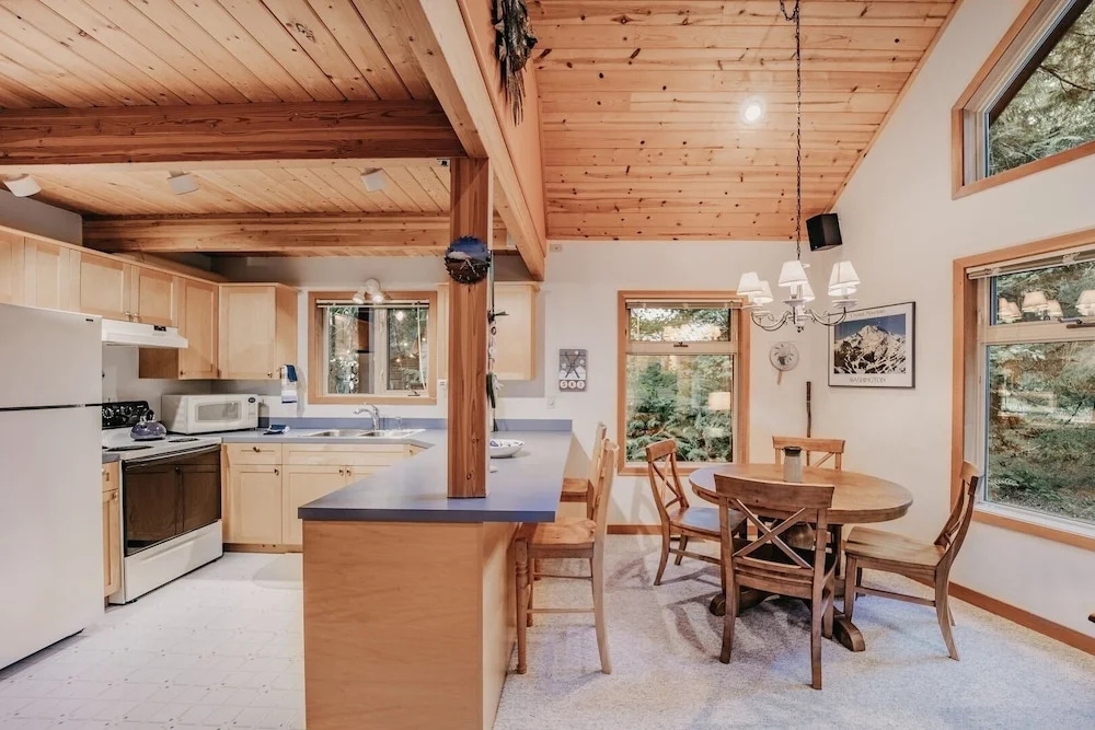 75sl - Wifi - Bbq - Pets Ok - Sleeps 6 2 Bedroom Home by RedAwning