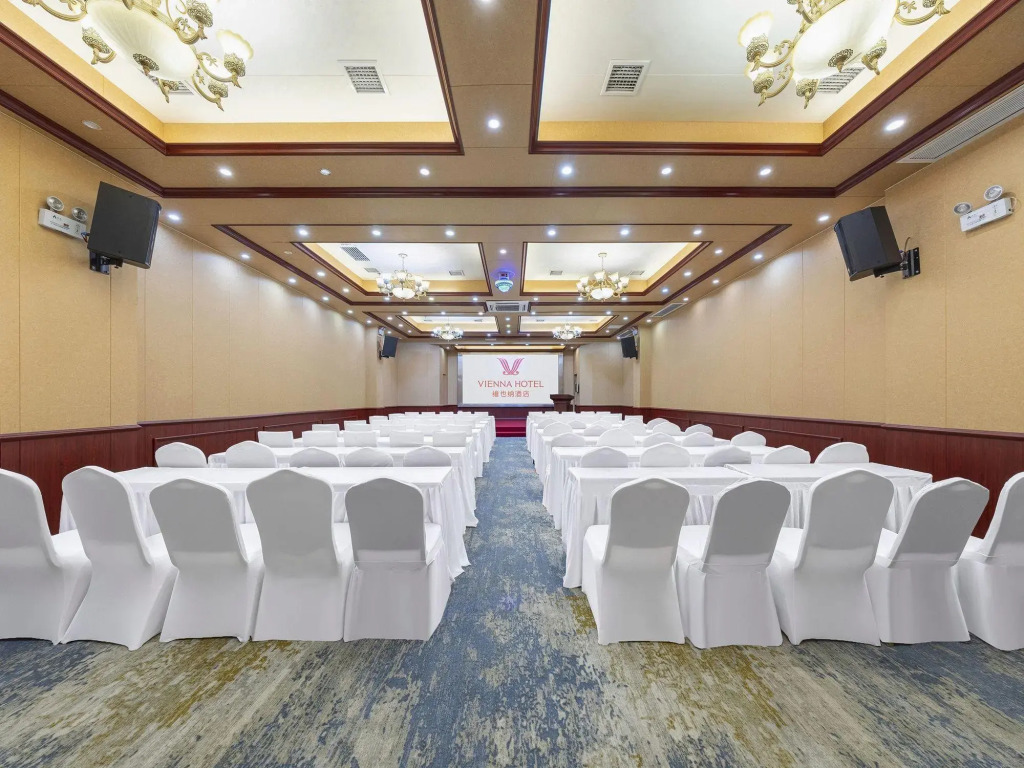 Vienna Hotel (Emerald  Lake  Branch, Changsha Ningxiang  High-speed Railway Weat Station)