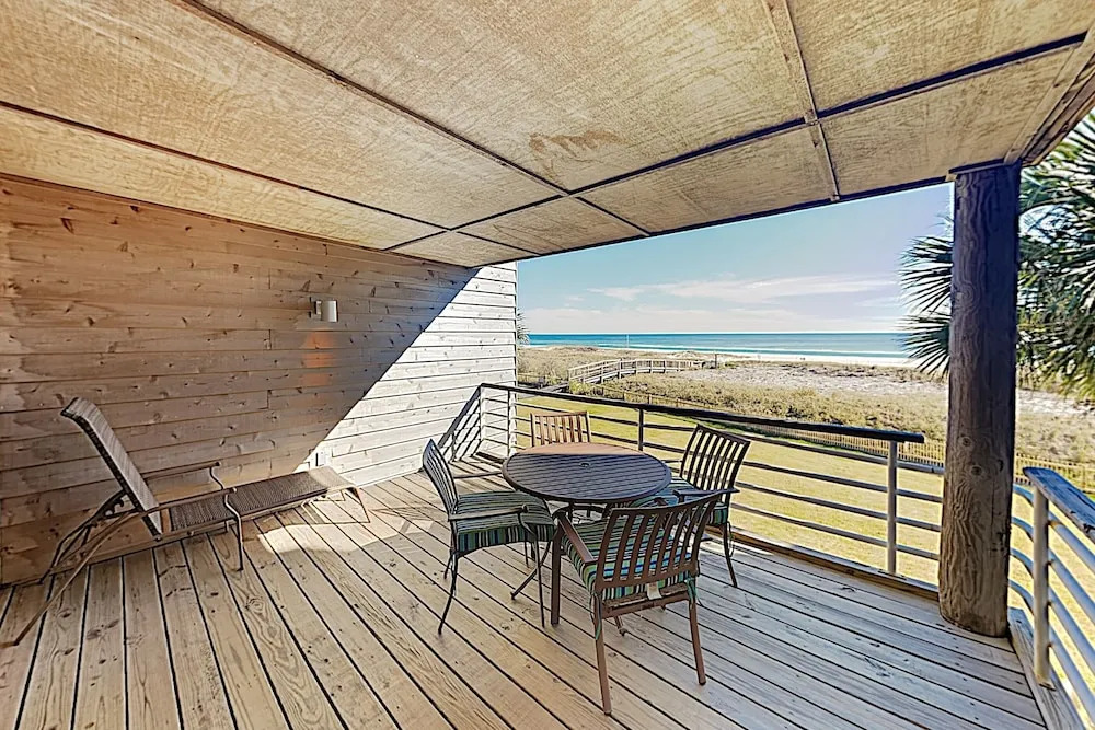 New Listing! Beachfront Gem W/ Pools & Docks 2 Bedroom Condo
