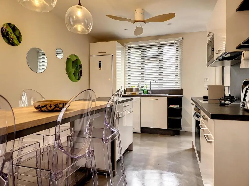 Sunkissed - Brand New Beach apartment located 50m from beach