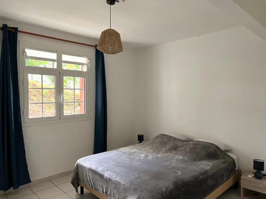 Villa T3 duplex paisible avec piscine et vue mer,rocher du diamant