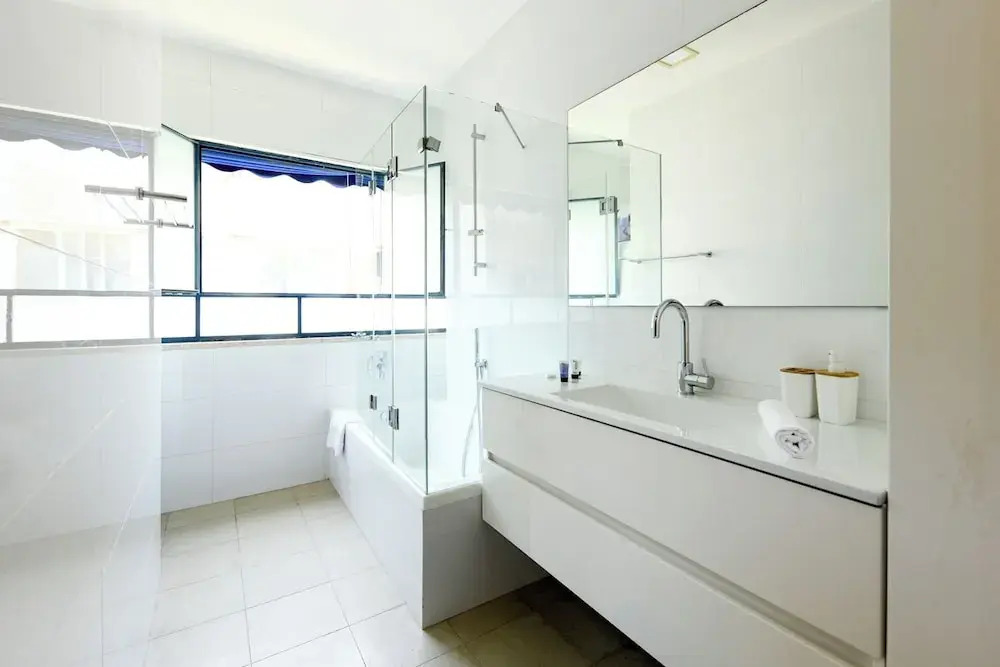 Spacious 3BR Penthouse w Rooftop