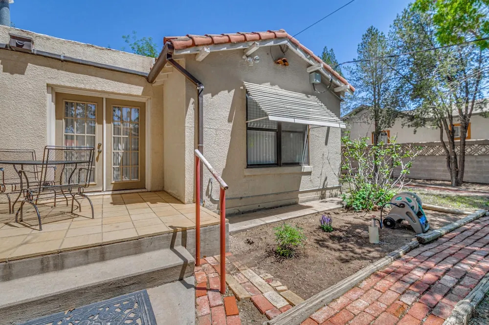 Highly Walkable Area! Charming Roswell Bungalow