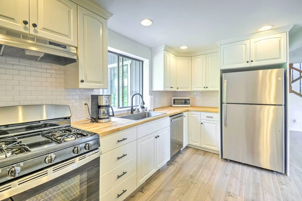 Stunning Hood Canal Getaway w/ Private Deck!