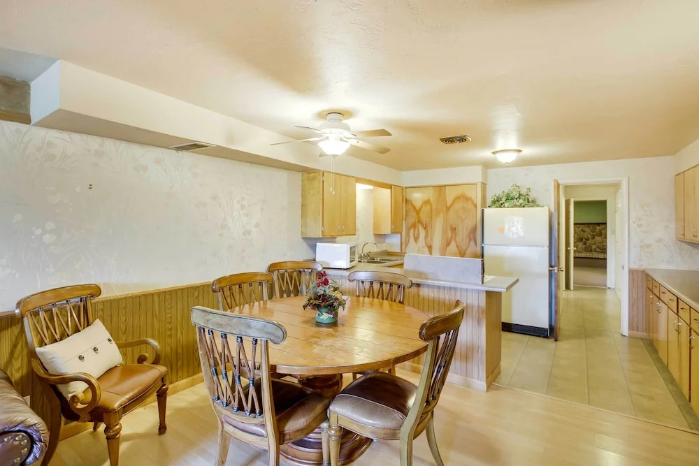 Main Street Townhome - 12 Miles to Bear Lake!