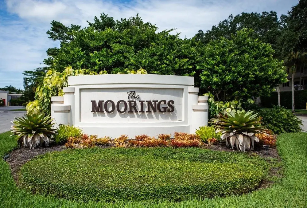 Pesaro - stylish 3BR retreat near Via Miramar Beach, beautifully renovated home with a private pool, lush tropical gardens and premium modern comforts, perfect for families and relaxing getaways, just minutes from sandy beaches and vibrant downtown Naples