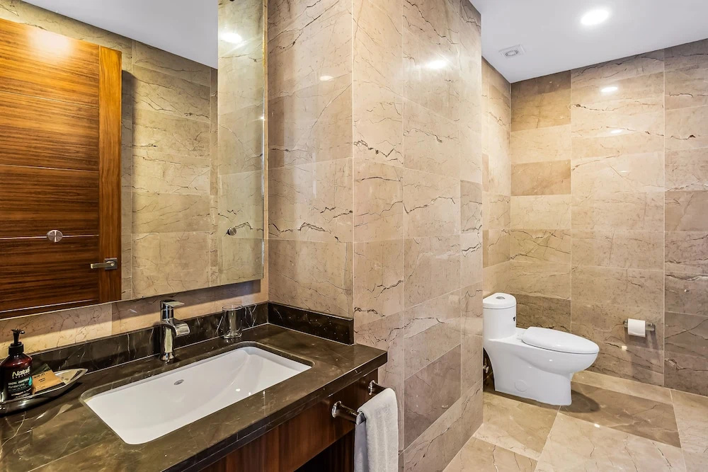 Stunning Oceanfront Apartment With Breathtaking Views and Luxurious Amenities