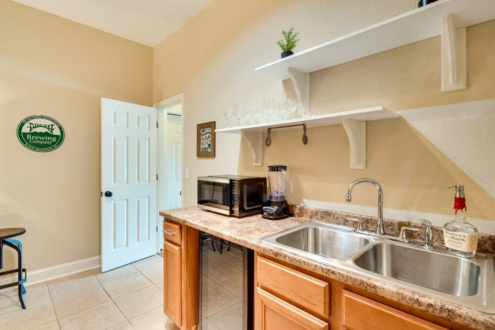 Pet-friendly Home w/ Sunroom in Blue Ridge Mtns!