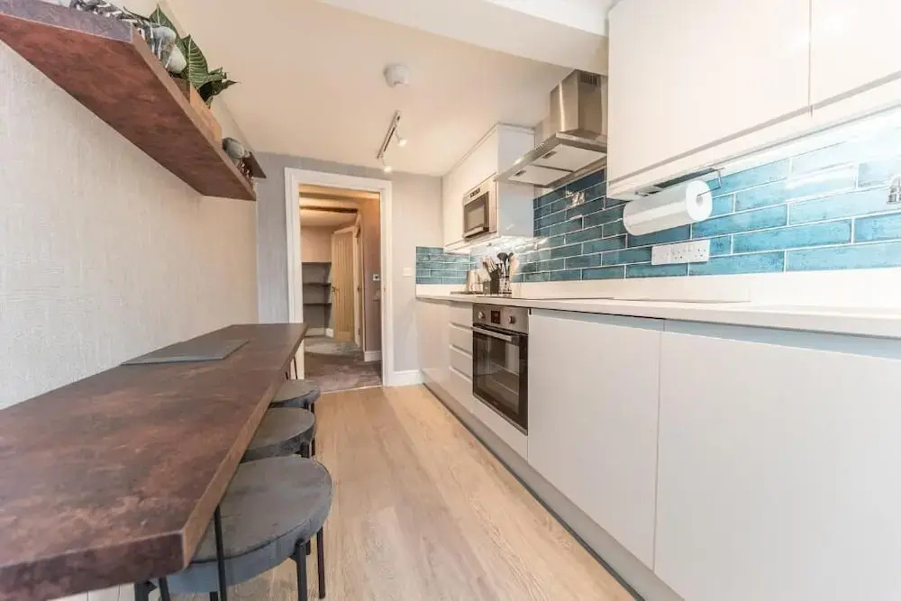 The Old Stamp House Retreat- Three En-suite Bedrooms Central Village Location
