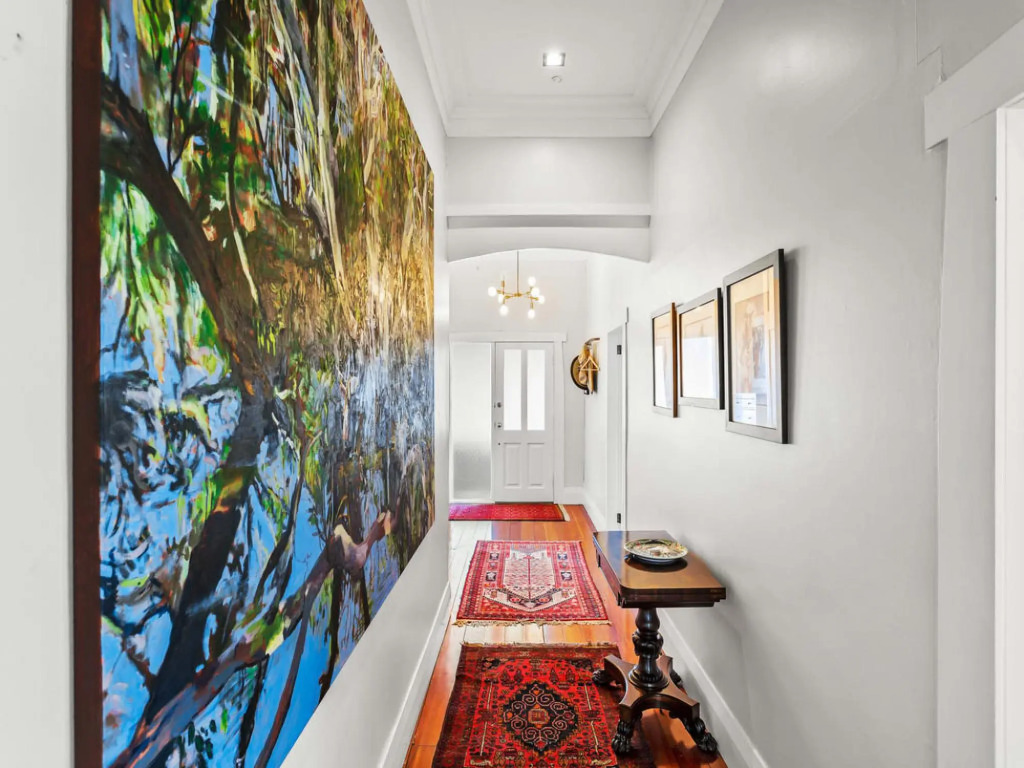 Charming Spacious Home In Birkenhead