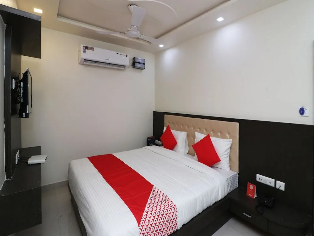 OYO 22979 Saffron Hotel