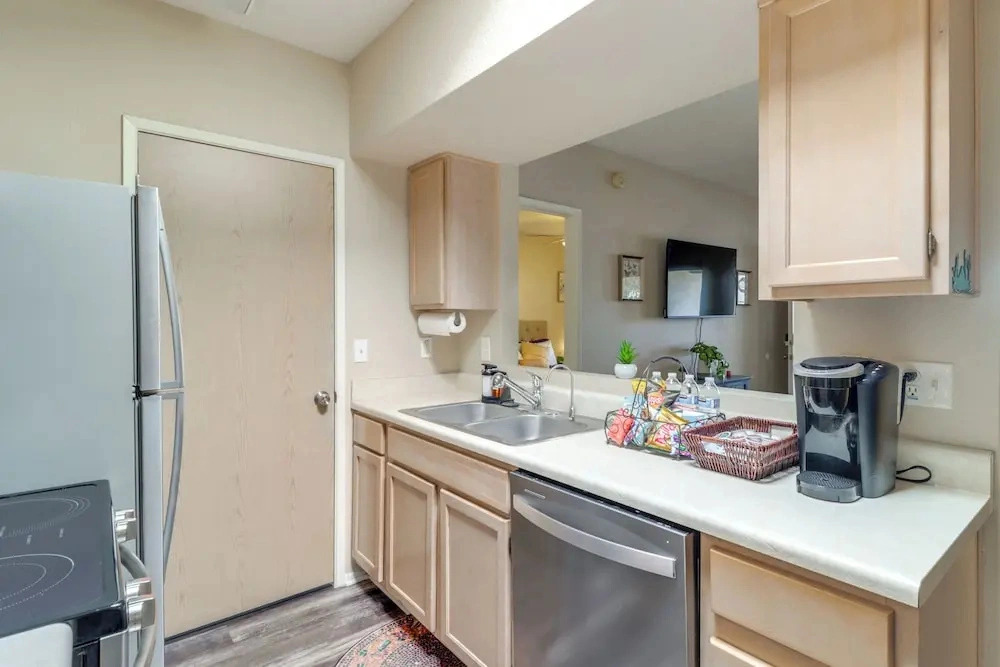 Hike, Swim & Shop: Tucson Condo w/ Balcony