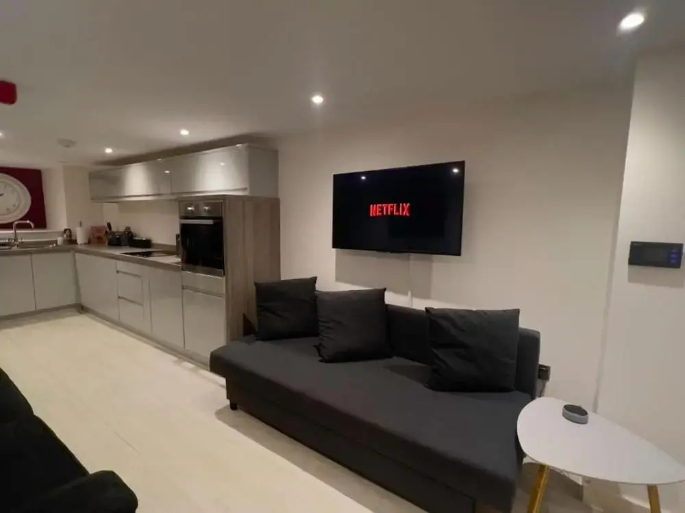 Spacious1br-6guests-walktoshops-fastwifi