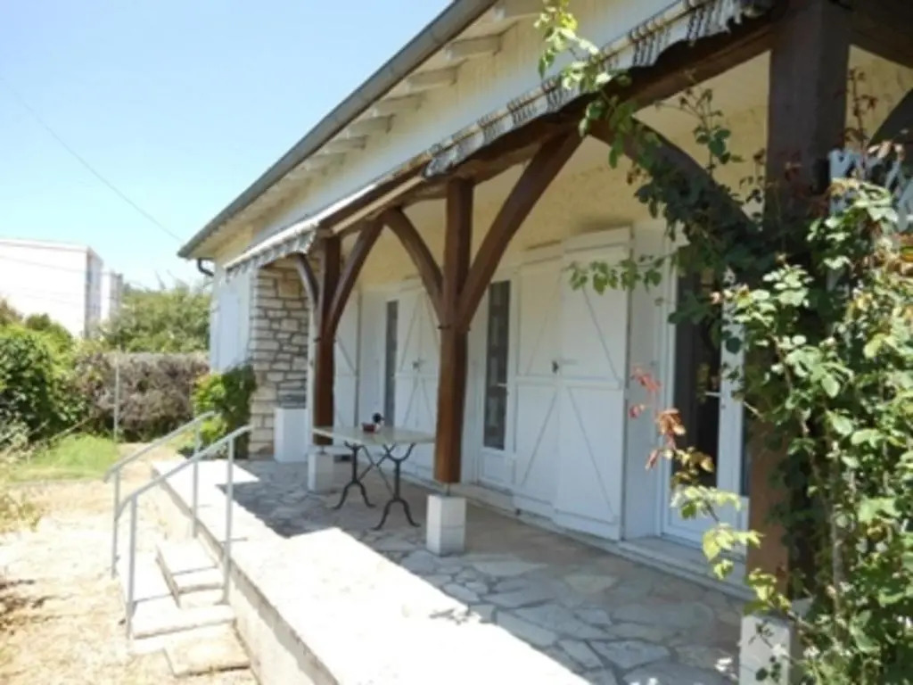 Maison rénovée avec WiFi et terrasse à Trélissac - FR-1-616-74