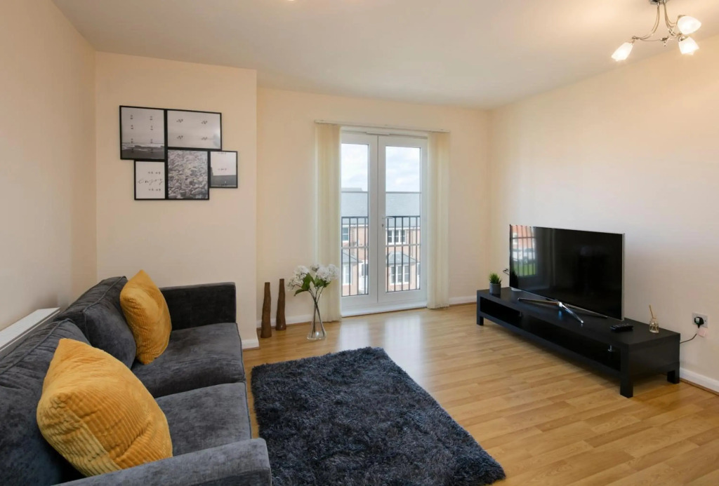Birmingham Solihull, Short Stay Contractors HS2 NHS Medical Students Modern 2 Bed 2 Bathroom Apartment Dedicated Parking Close to NEC Coleshill