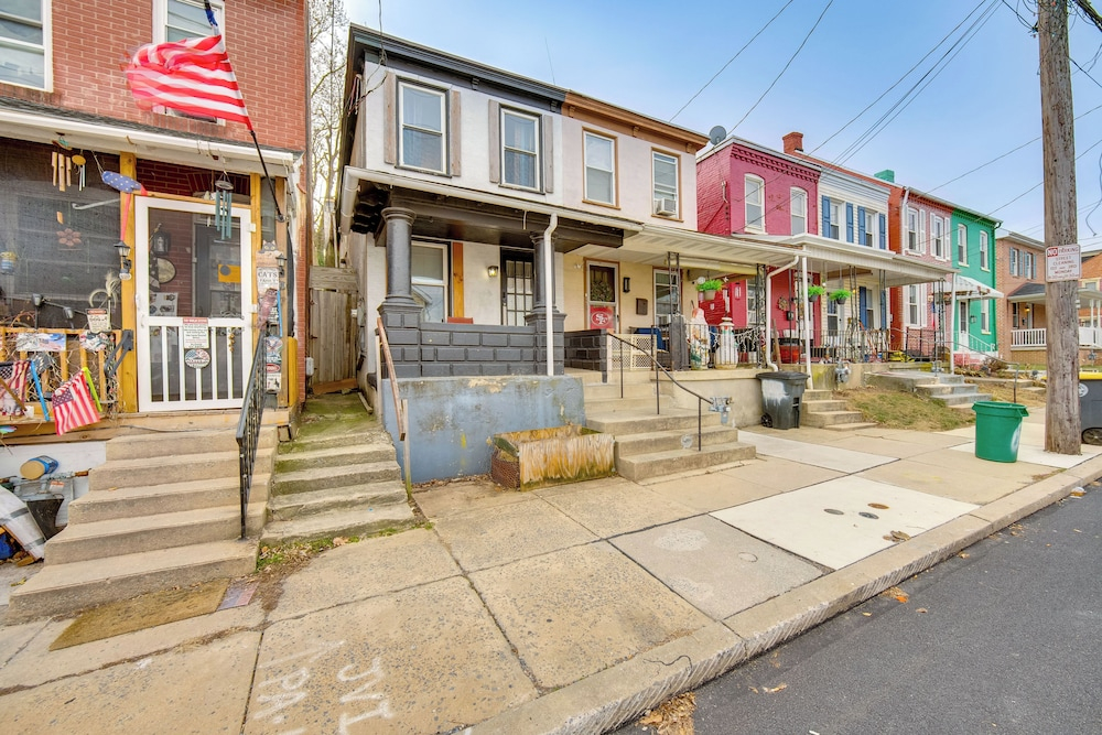 WFH Space & Yard! Walkable Lancaster Row Home