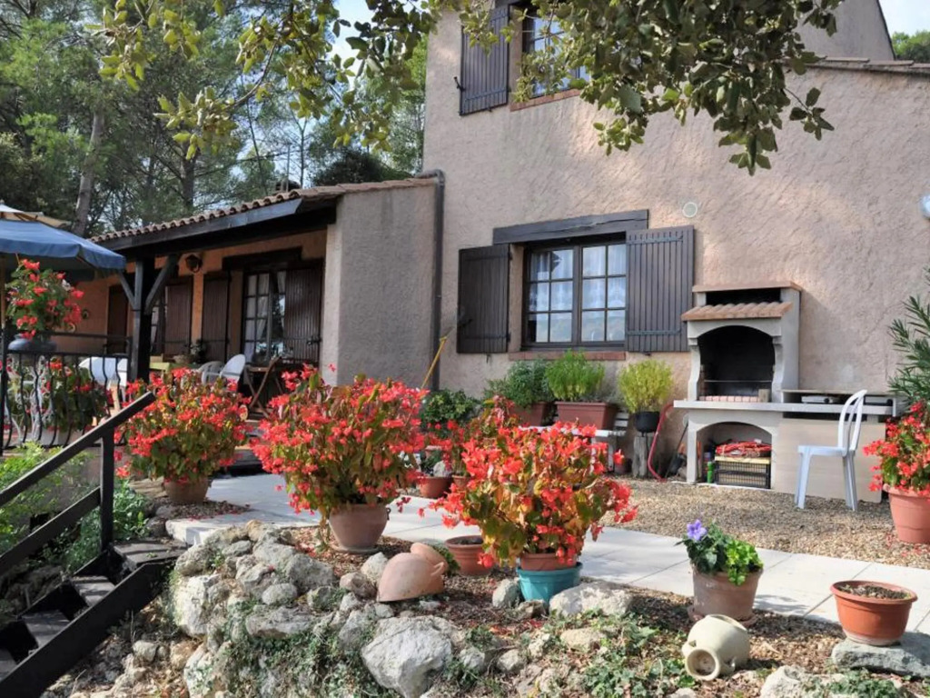 Villa in Provence with Pool and Vineyard Views