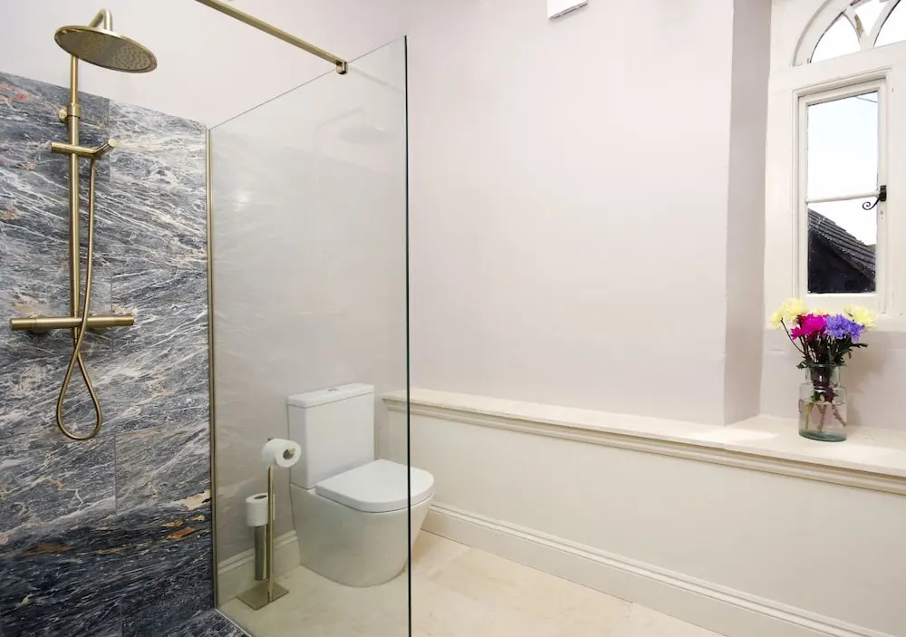 Beautiful 7 bedroom house hottub wifi