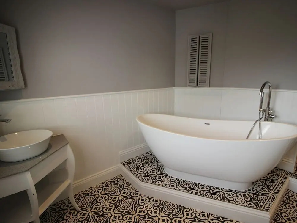 Beautiful Family Home With 42ft Pool & Cinema Room