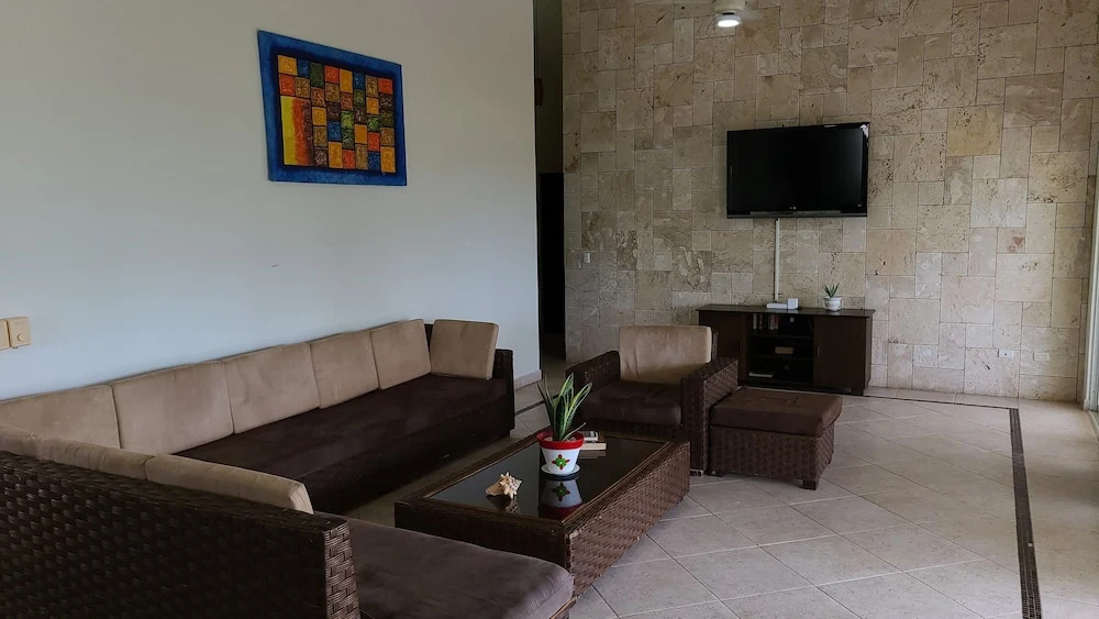 Villa Hermosa a Spacious Villa Close to Downtown