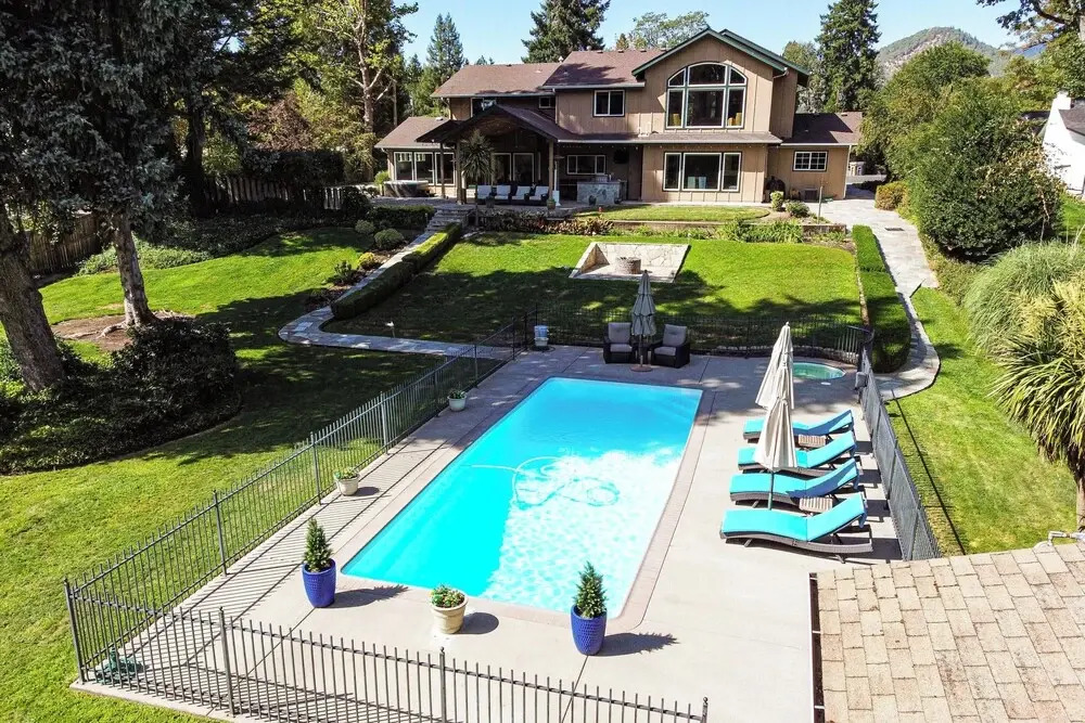 Lovely Riverfront Grants Pass Home: Pool & Hot Tub