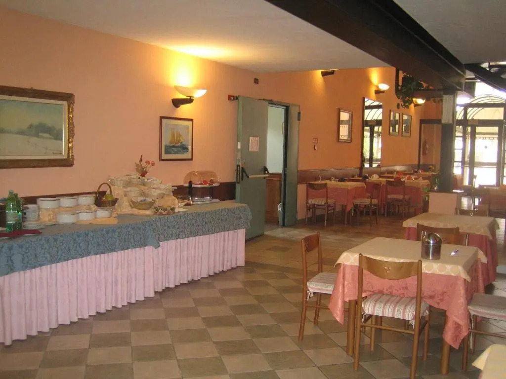 Hotel Alpi Del Mare
