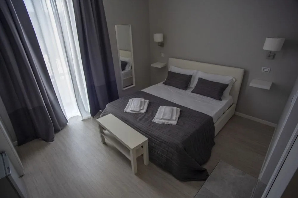 Re Carlo Rooms