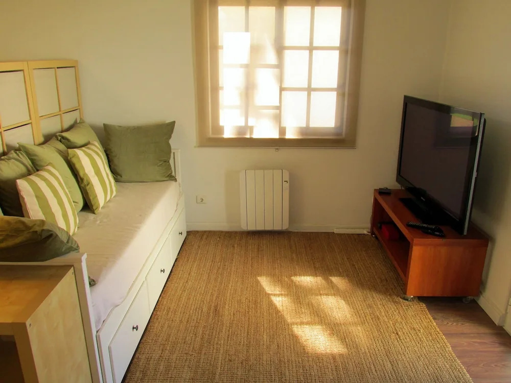 Stunning Studio in Parede, Cascais - up to 4 pax
