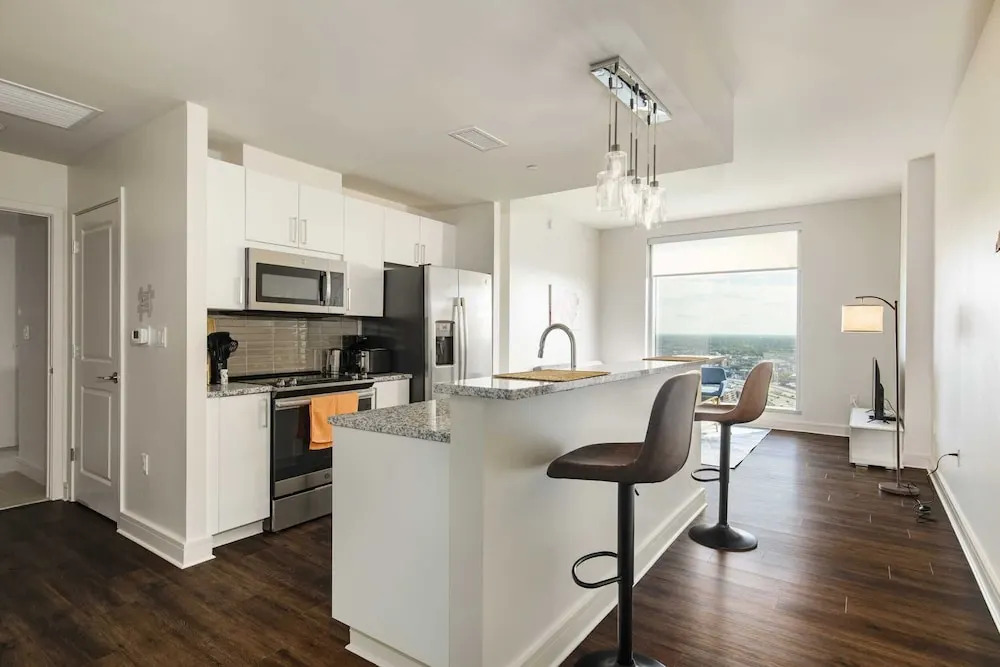 Luxurious High Rise 1BR With Louisville Flair by Cozysuites
