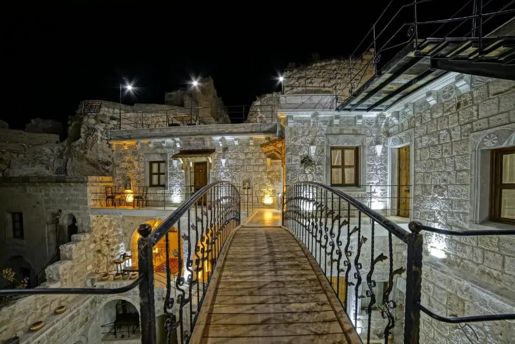 Risus Cave Suites
