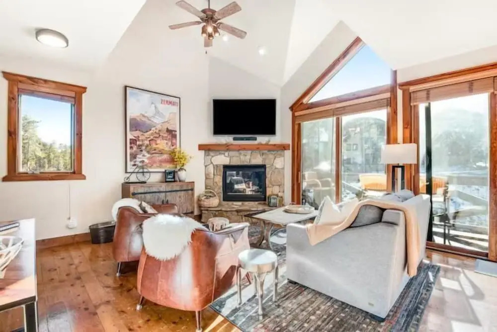 Stylish and Spacious 3-bedroom Townhome Adjacent to Snowflake Lift, With Private hot tub