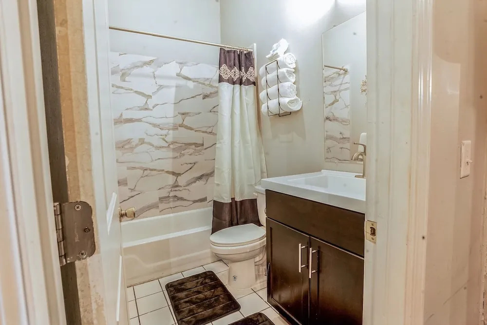 Queen G Investments 1 Bedroom Apts by RedAwning