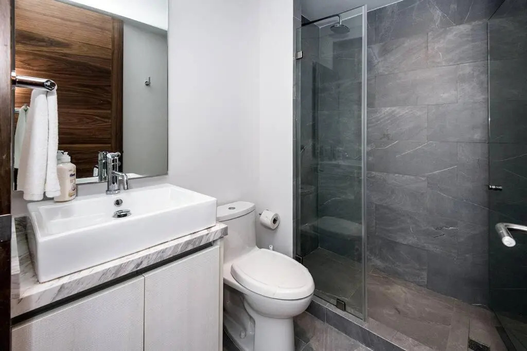 G05S Vic Luxury Studio in downtown walking to the beach