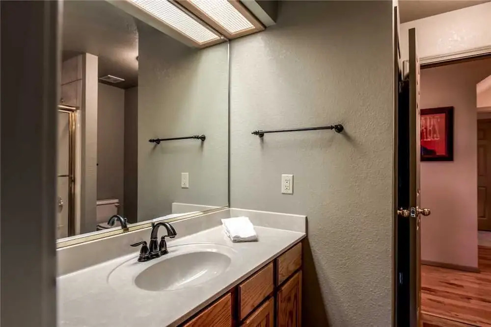 Bear Butte Lodge - Three Bedroom Cabin with Hot Tub