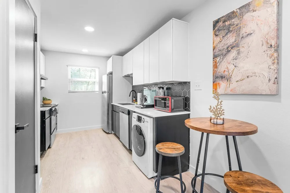 Prime SoCo boutique studios with laundry WiFi 7 Min to DT