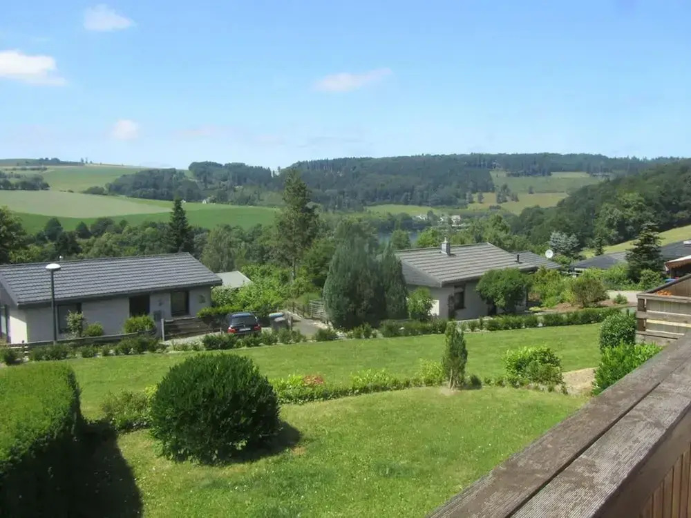 Ruhiger Bungalow am Hennesee mit Terrasse