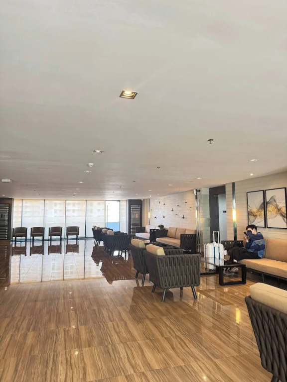 Entire Room in Makati Center With Fast Wifi