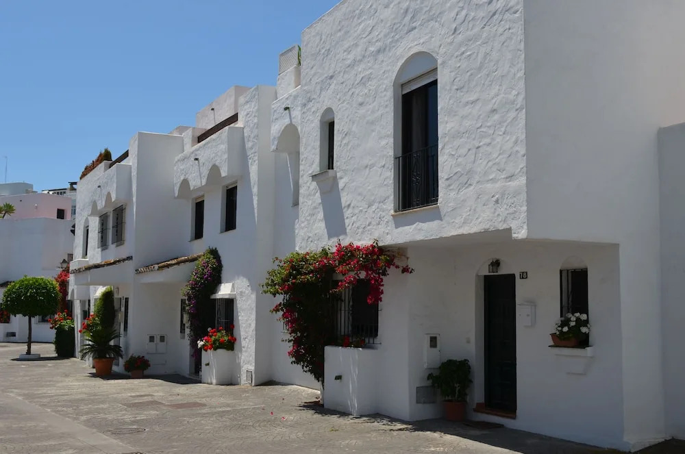 San Pedro, Marbella, Guadavillas Beach Resort. 5 Bed 5 Bath House