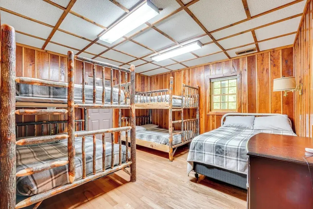 2 Mi to Gsmnp: Peaceful & Scenic Cabin w/ Deck