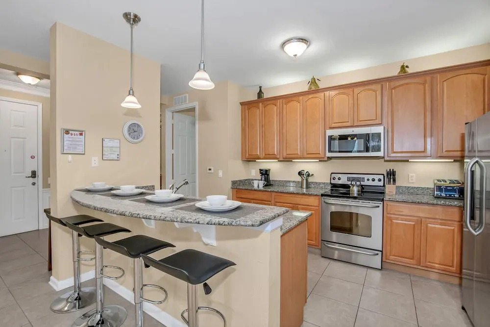 Cozy Condo W/private Balcony Steps to Conv. Ctr