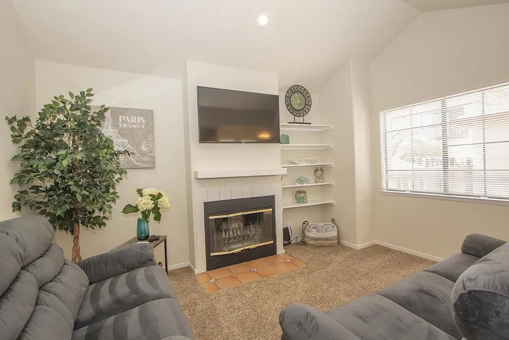 Beautiful 2 Bedroom Detached Apartment, Walk to Downtown Monterey and Fishermans Wharf
