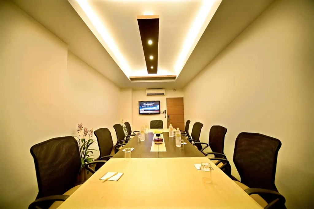 Pride Biznotel Alkapuri Near Vadodara Airport
