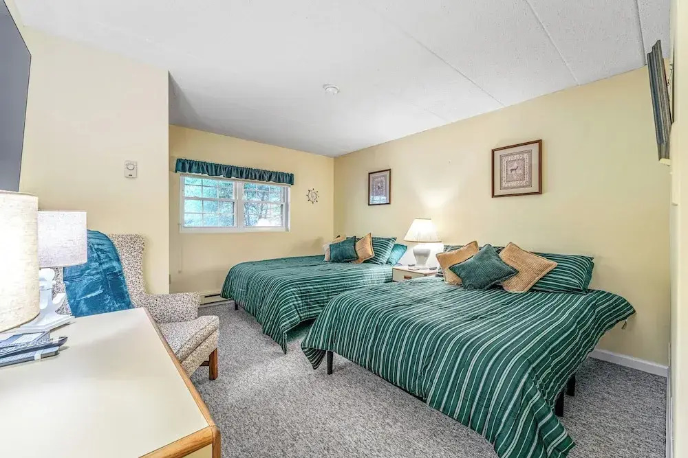'cobbies Cove' Lakefront Gem: Epic Views & Pool!