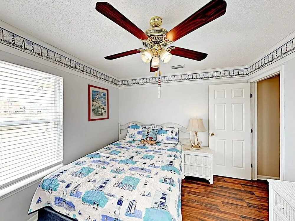 New Listing! Updated Coastal - Walk To Beach 4 Bedroom Home